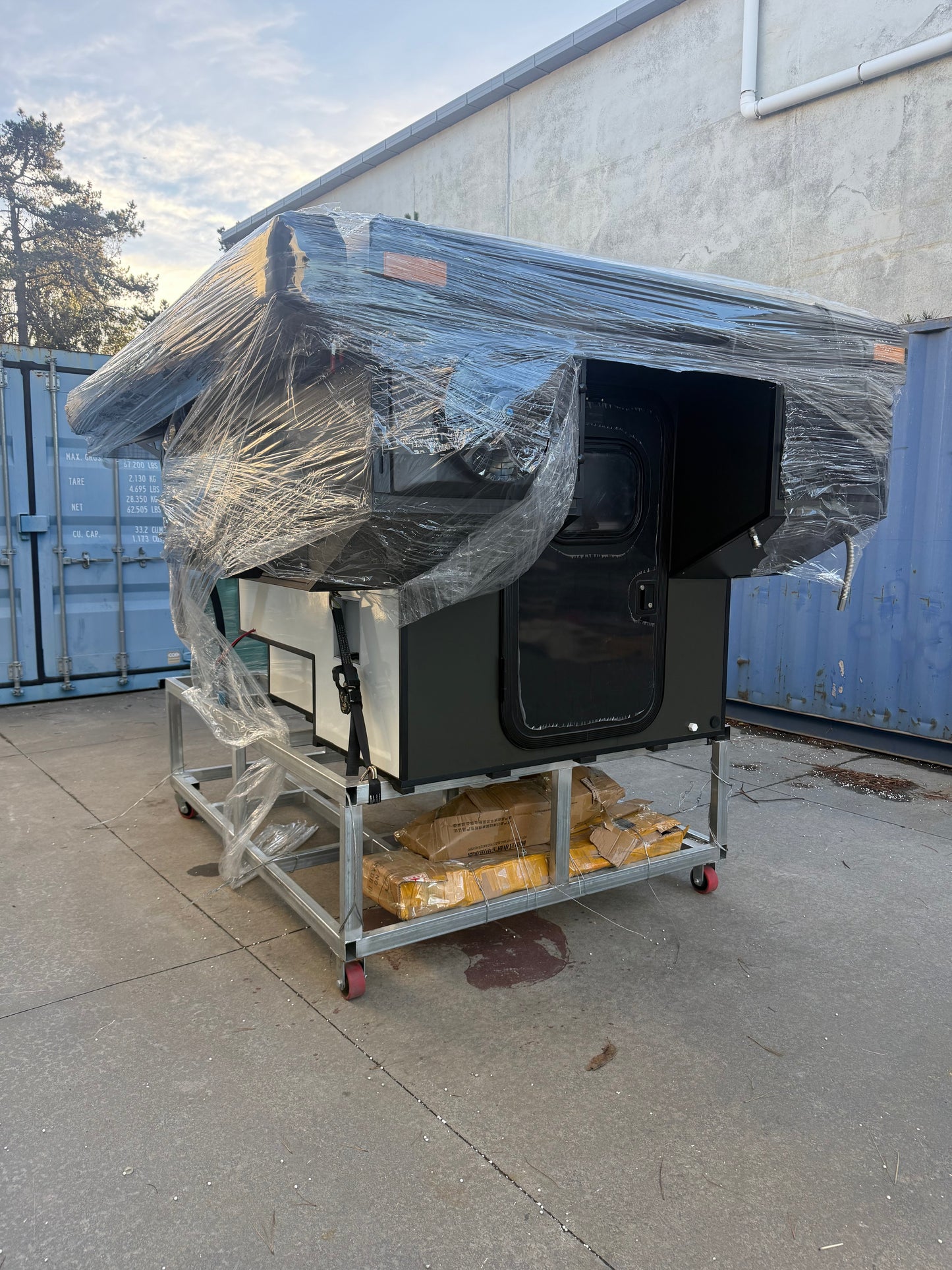 SELF CONTAINED UNIVERSAL UTE CAMPER